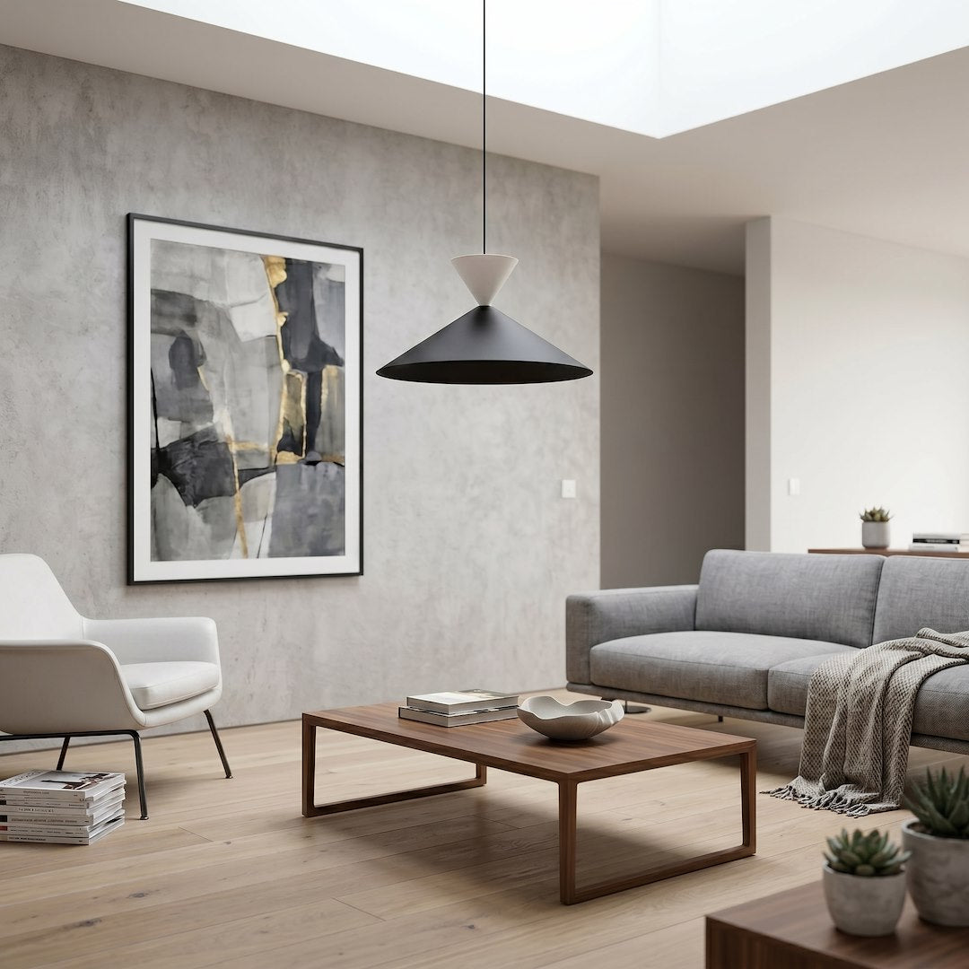Mise en ambiance dans un salon gris avec canapé et tableau abstrait