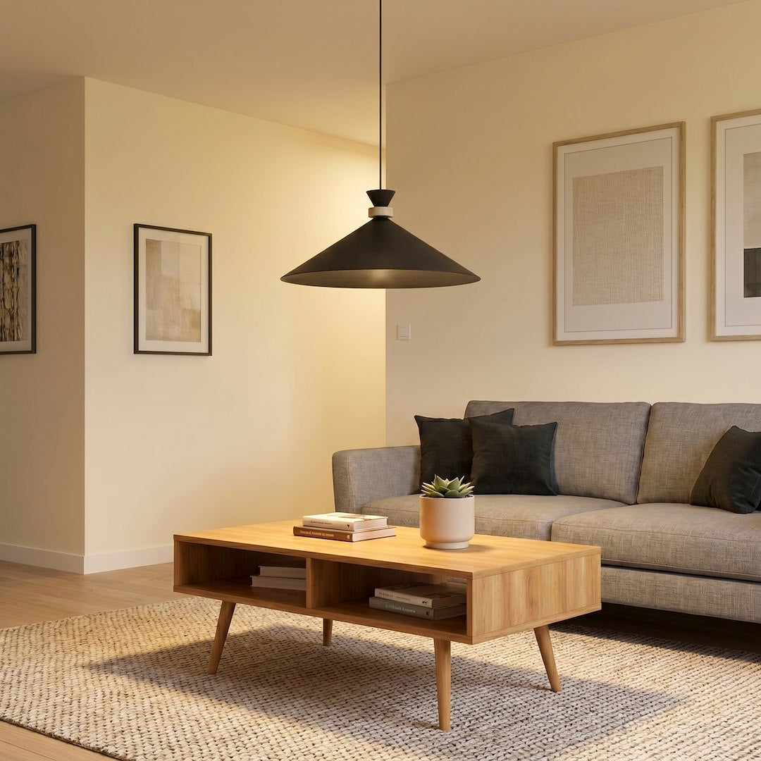 Luminaire allumé éclairant un salon avec canapé gris et table basse