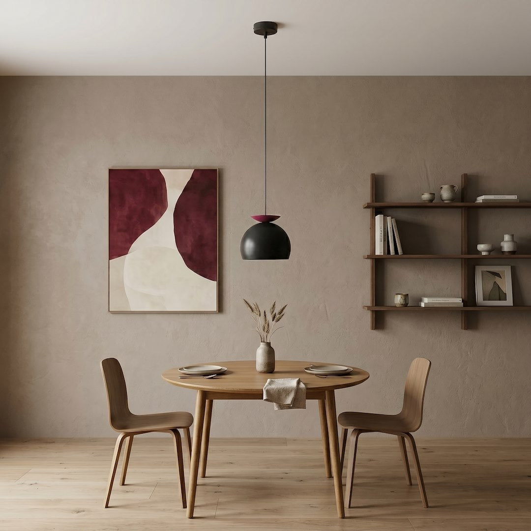 Mise en ambiance salle à manger en bois clair, suspension au-dessus de la table