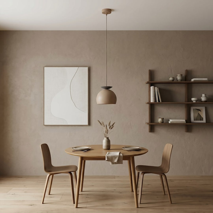 Suspension beige suspendue au-dessus d'une table en bois dans une salle à manger.