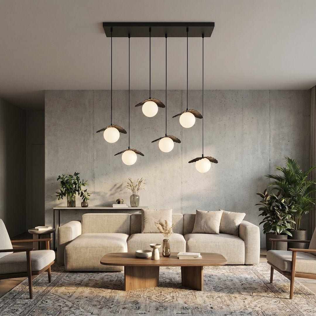 Mise en ambiance salon, suspension allumée au-dessus d'un canapé beige et d'un tapis