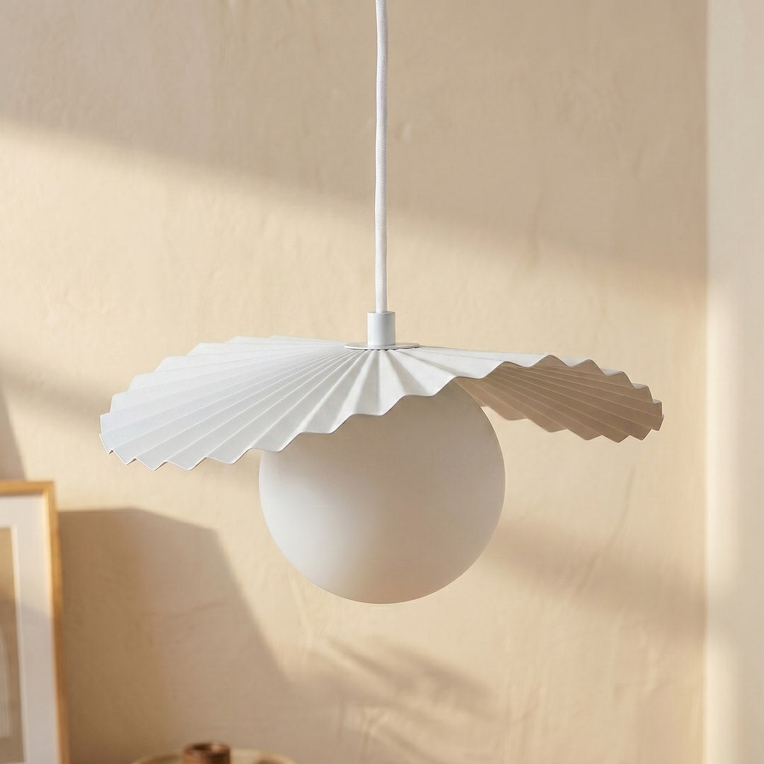 Détail rapproché des plis de l'abat-jour et du globe blanc