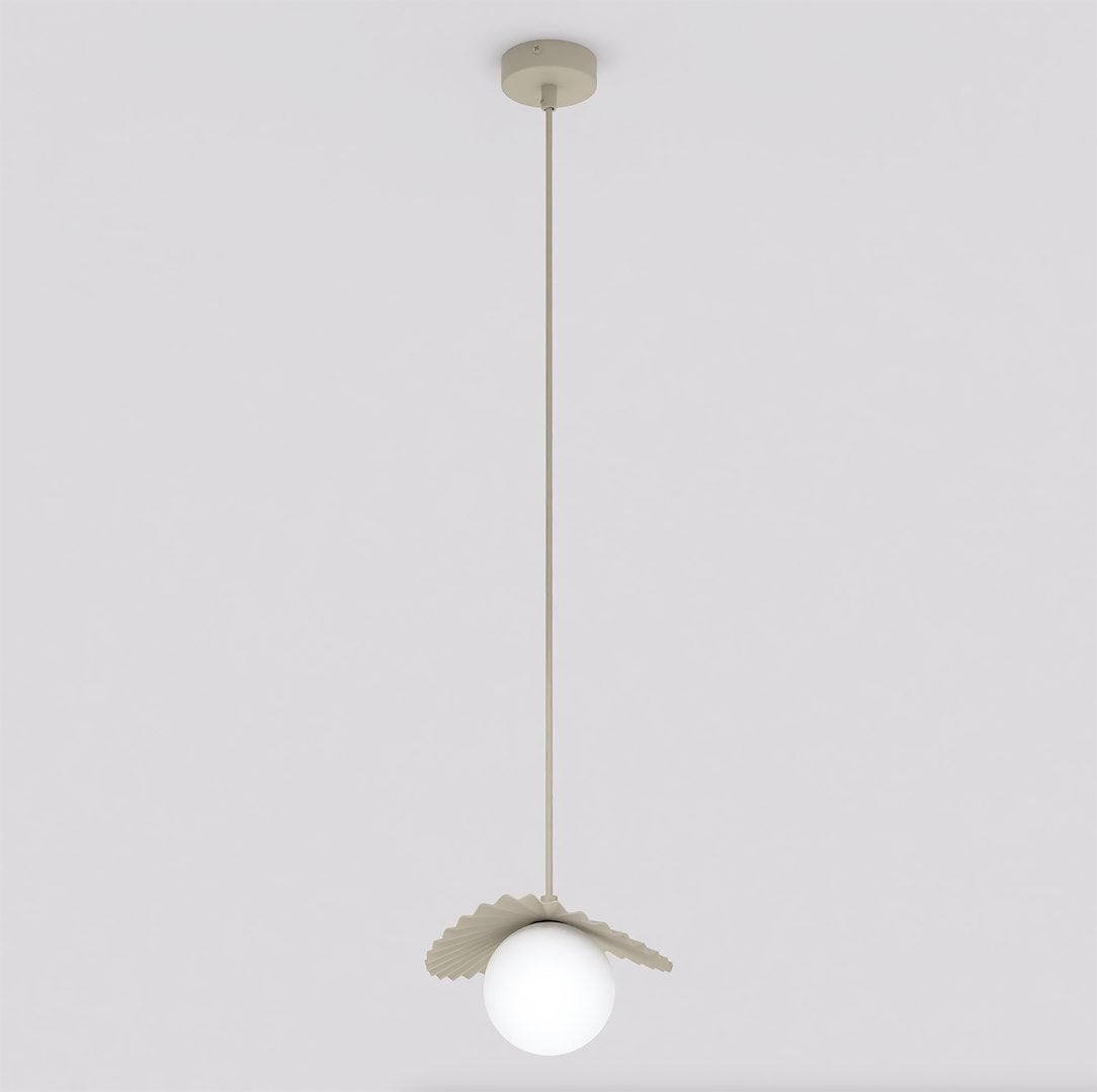 Vue de face du luminaire suspendu beige, montrant la rosace, le câble et le globe blanc.