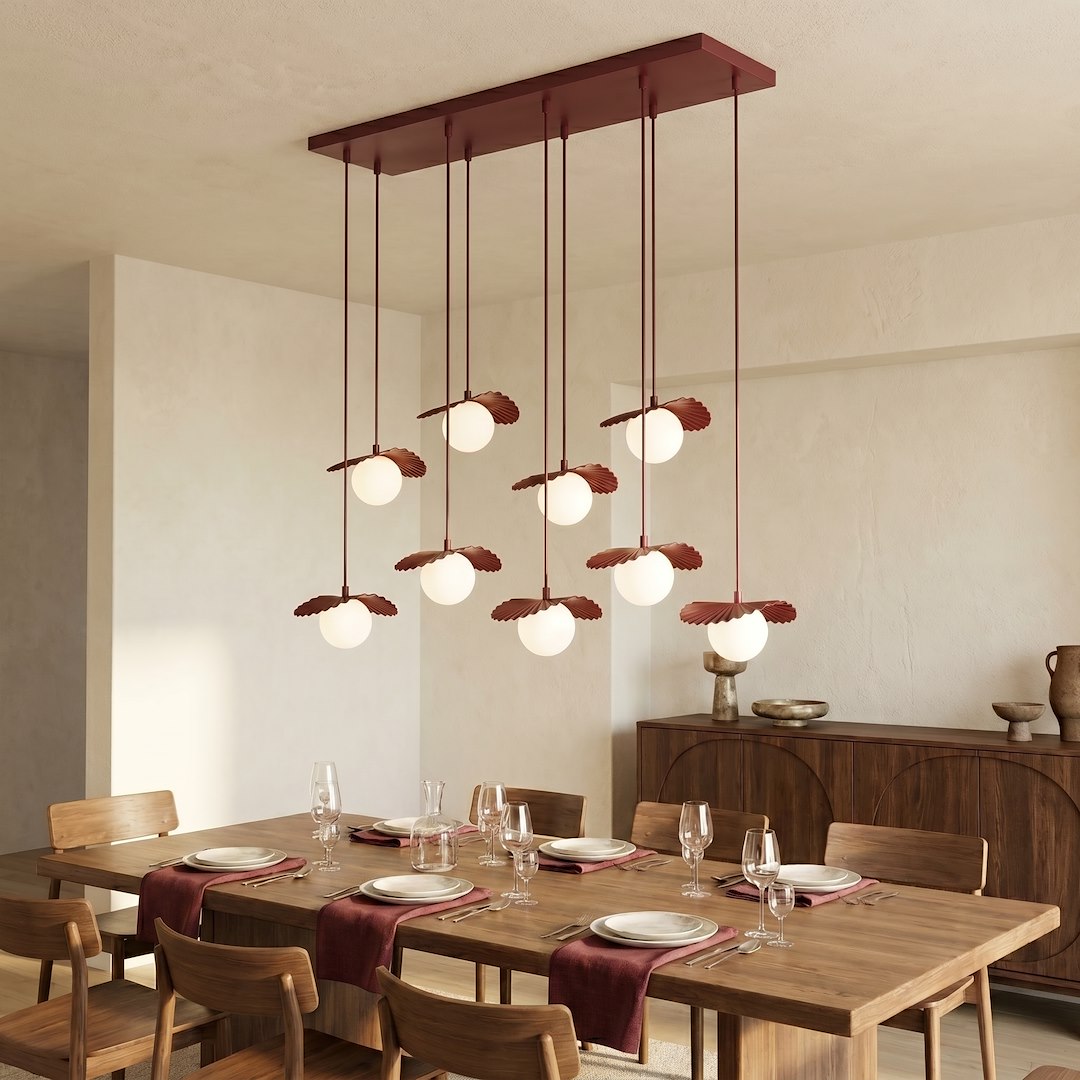 Mise en ambiance au-dessus d'une table de salle à manger dressée en bois.