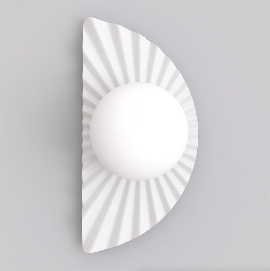 Applique murale blanche de face avec diffuseur rond en verre blanc et platine plissée.