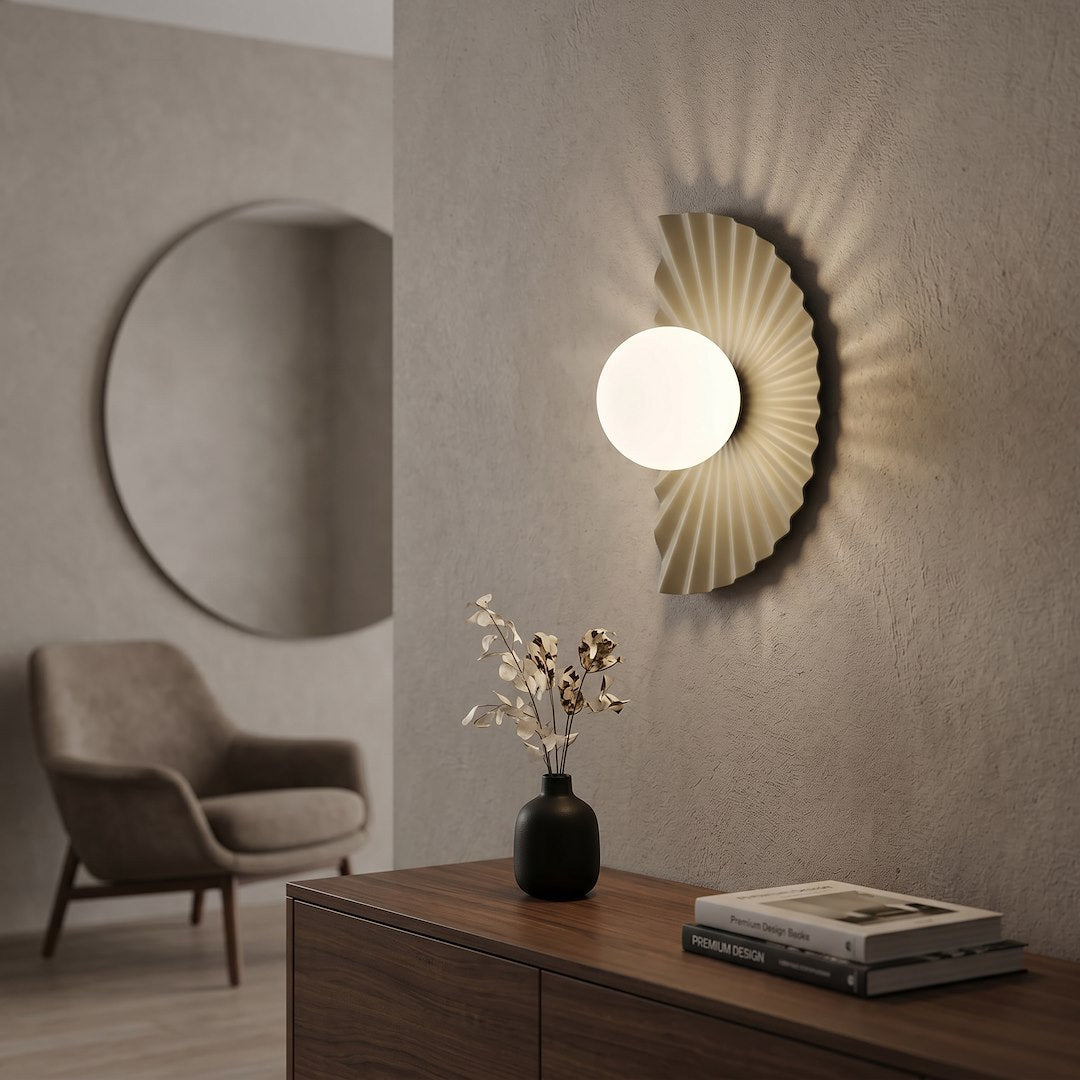 Mise en ambiance salon avec fauteuil, vase et lumière chaude projetée
