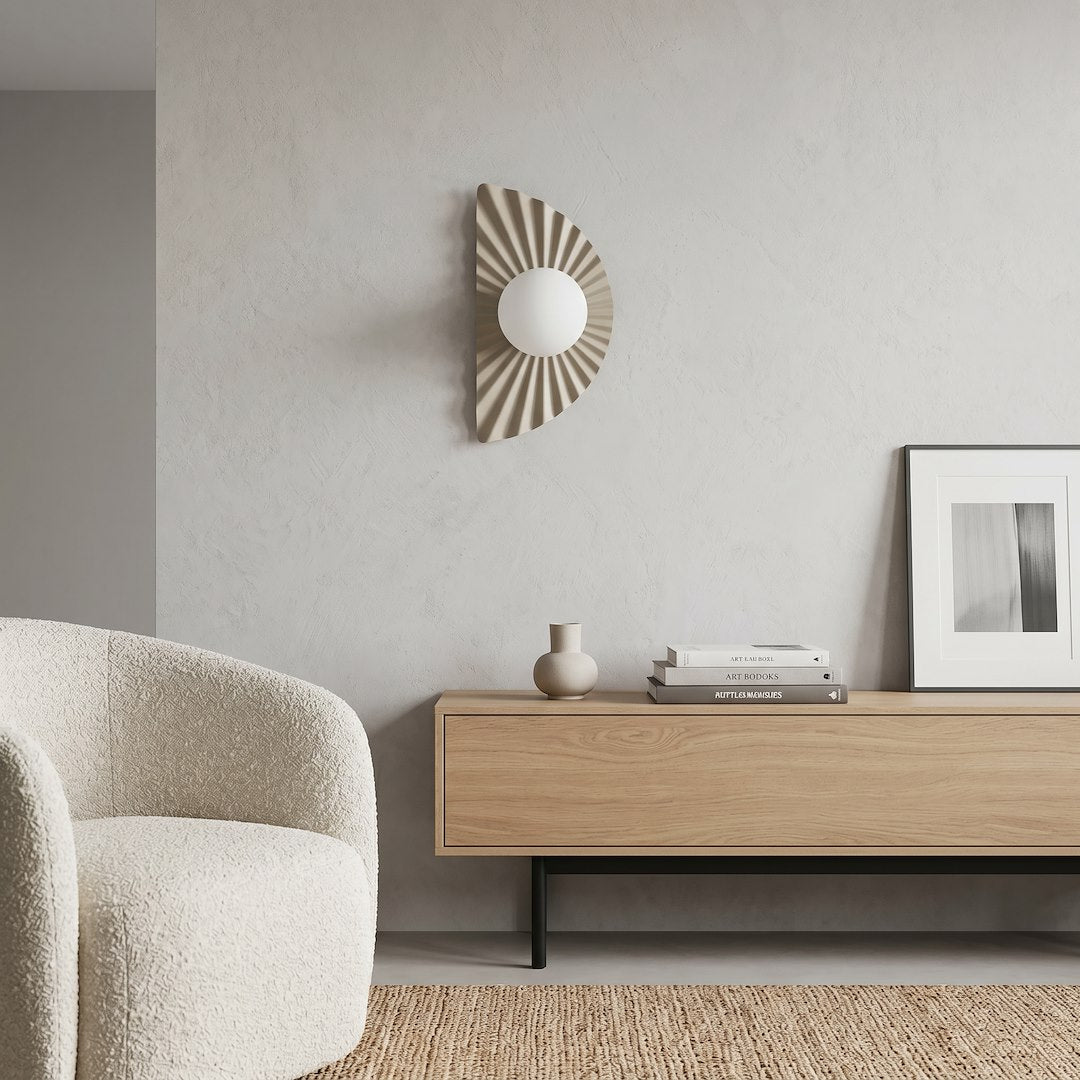 Vue d'ensemble déco avec fauteuil bouclé, meuble bois et cadre photo