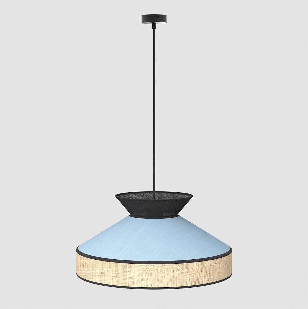 Profil du luminaire suspendu, câble noir et diffuseur arrondi en cannage naturel.