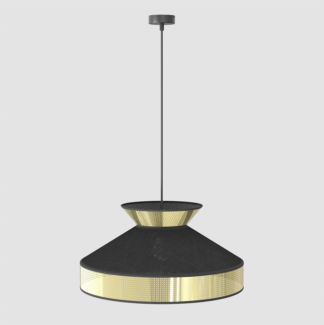 Vue de trois quarts du même luminaire suspendu, abat-jour noir et bandeau doré