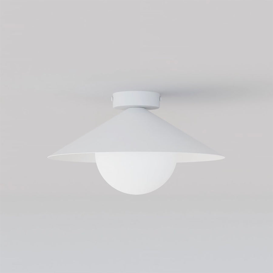Plafonnier blanc de face sur fond gris clair, abat-jour conique et globe de verre