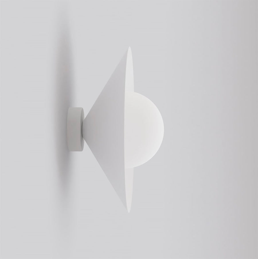 Vue de profil du luminaire blanc sur fond neutre, cône et sphère empilés
