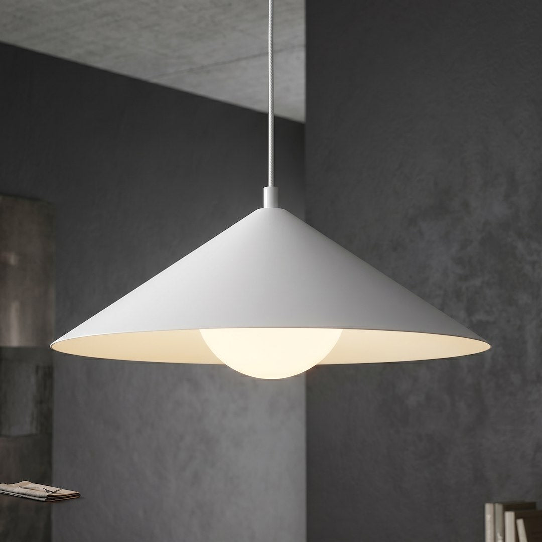 Gros plan sur l'abat-jour conique blanc et la sphère lumineuse allumée