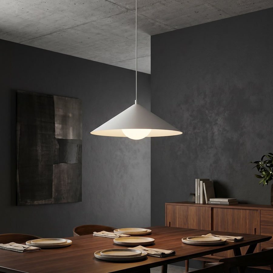 Ambiance salle à manger sombre, suspension blanche allumée au-dessus de la table dressée