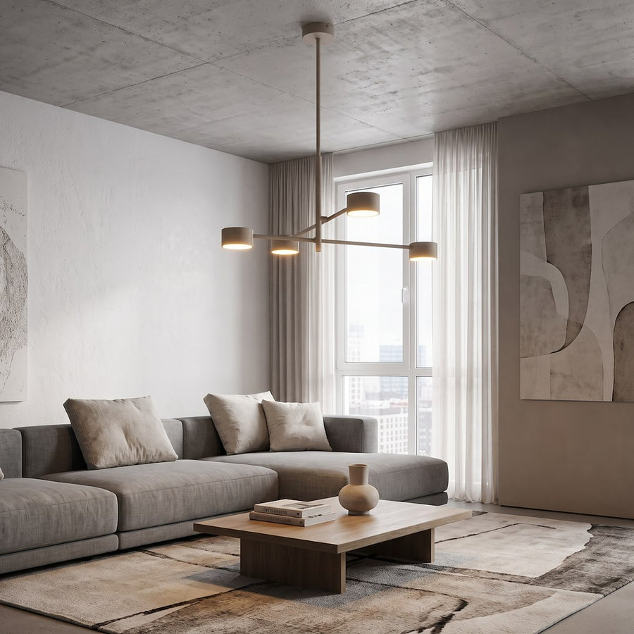 Suspension installée dans un salon contemporain devant une grande baie vitrée