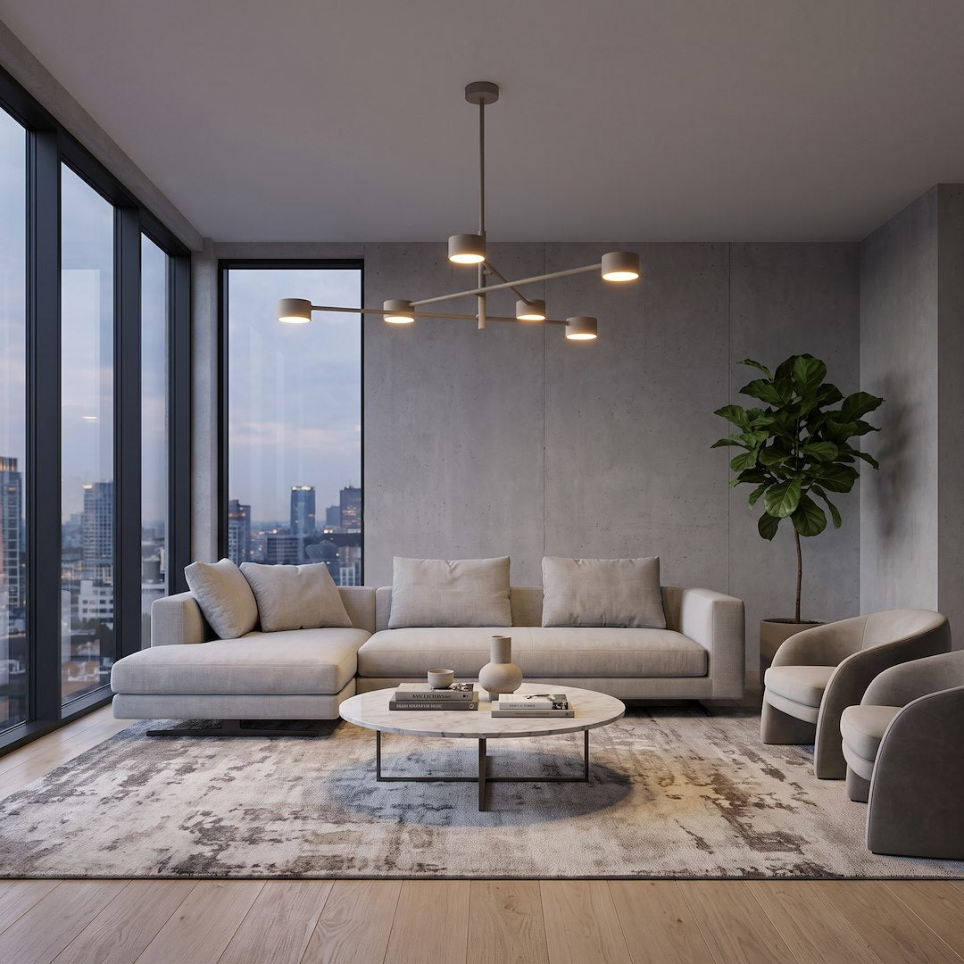 Mise en ambiance dans un salon contemporain, canapé beige et larges baies vitrées
