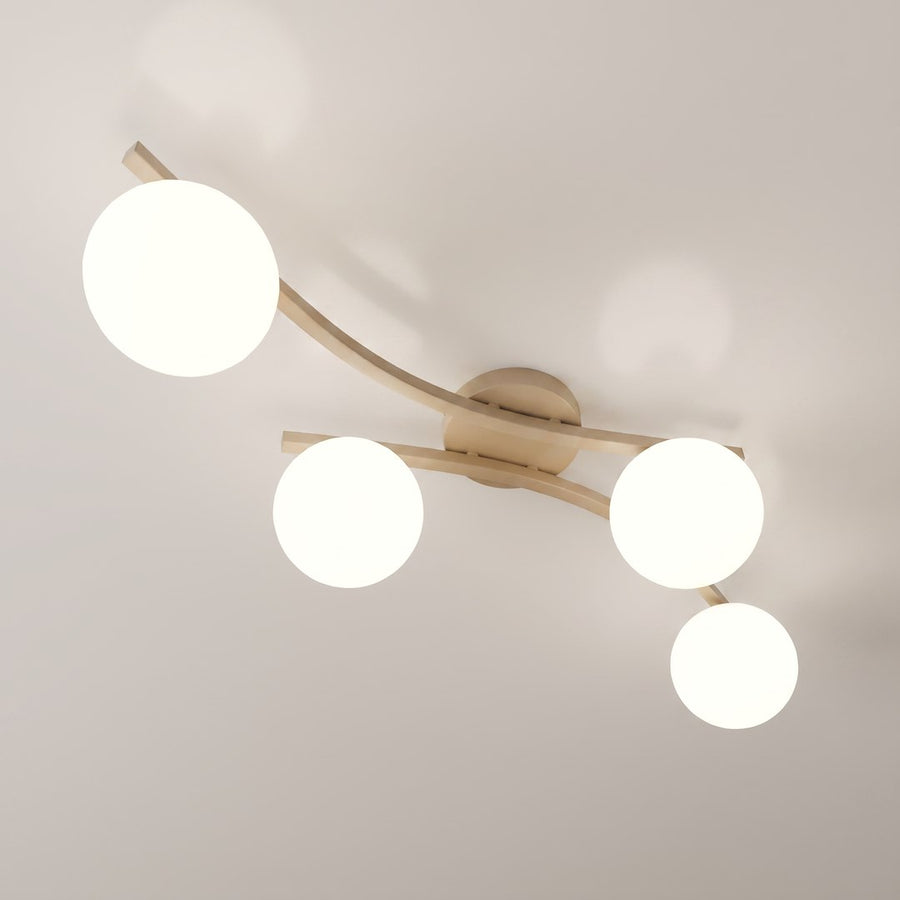 Plafonnier allumé fixé au plafond, éclairage doux diffusé par les globes blancs
