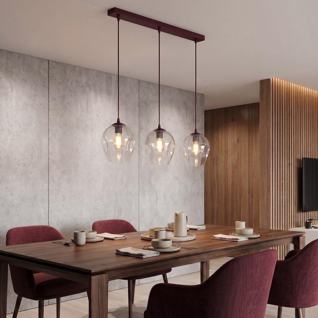 Mise en ambiance au-dessus d'une table de salle à manger en bois, murs béton