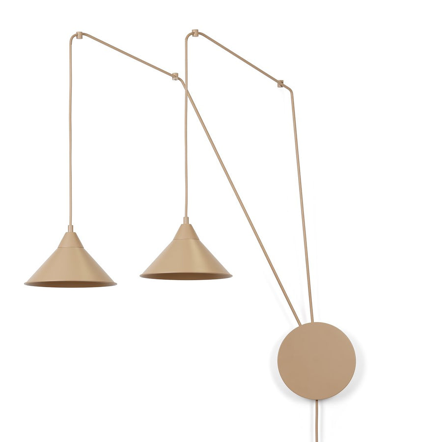 Vue de face du luminaire beige, deux cônes suspendus et base ronde murale.