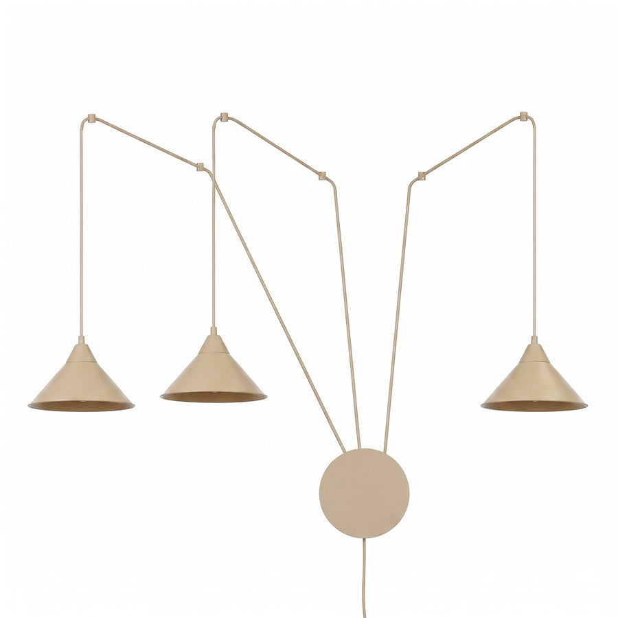 Vue de face du luminaire beige à trois abat-jours coniques et câbles fins.