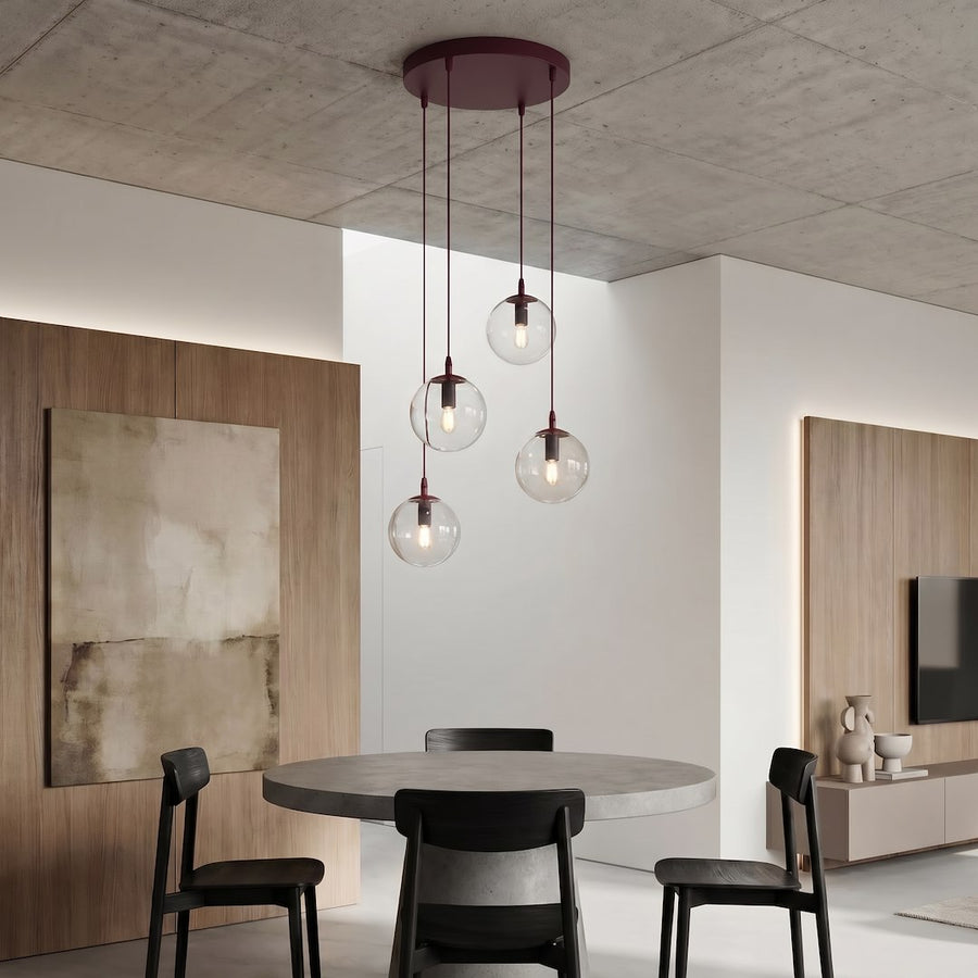 Ambiance salle à manger, table ronde, panneaux bois et suspension allumée