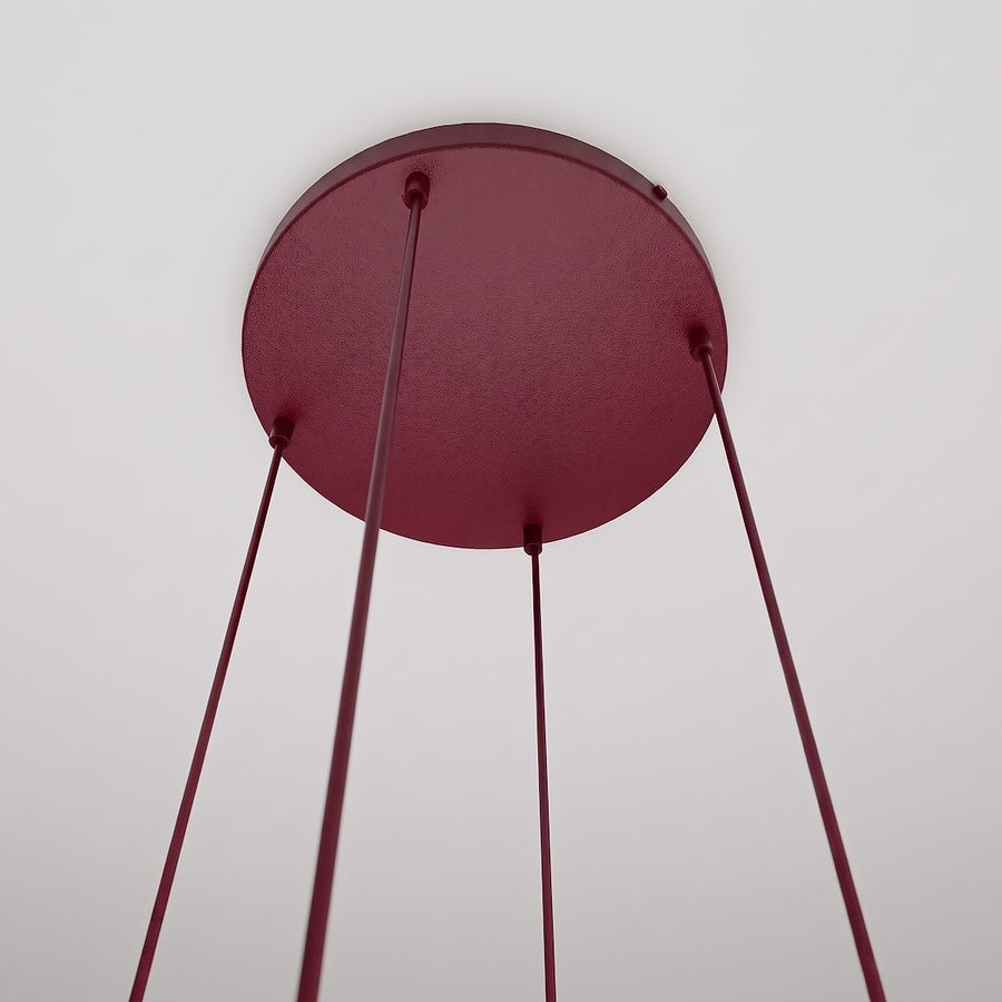 Détail de la rosace ronde bordeaux et des quatre câbles verticaux, finition métal texturé