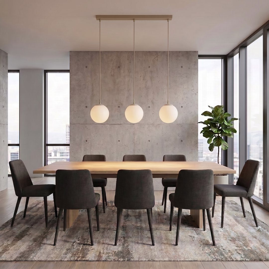 Mise en ambiance au-dessus d'une table à manger en bois, intérieur béton et grandes baies vitrées