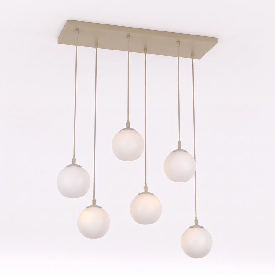 Suspension beige à six globes de verre blanc opalin suspendus devant fond neutre