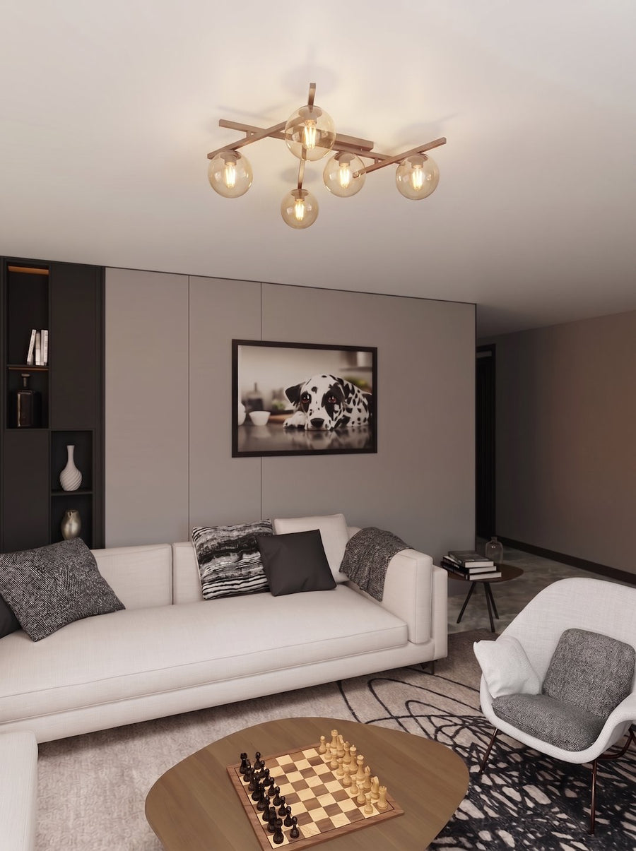 Ambiance salon moderne, plafonnier allumé au-dessus d'un canapé blanc et échiquier.