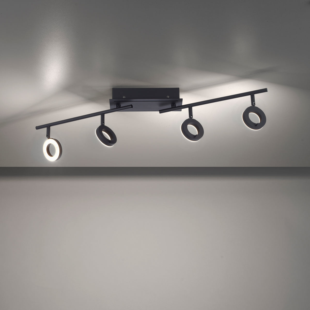 Plafonnier allumé au plafond, halos lumineux chauds projetés sur la pièce.