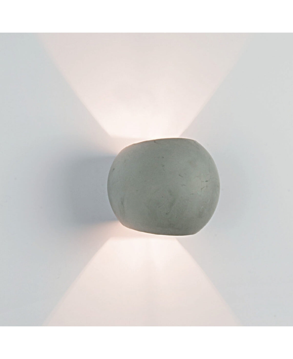 Luminaire mural en béton gris installé, éclairage bidirectionnel sur cloison blanche