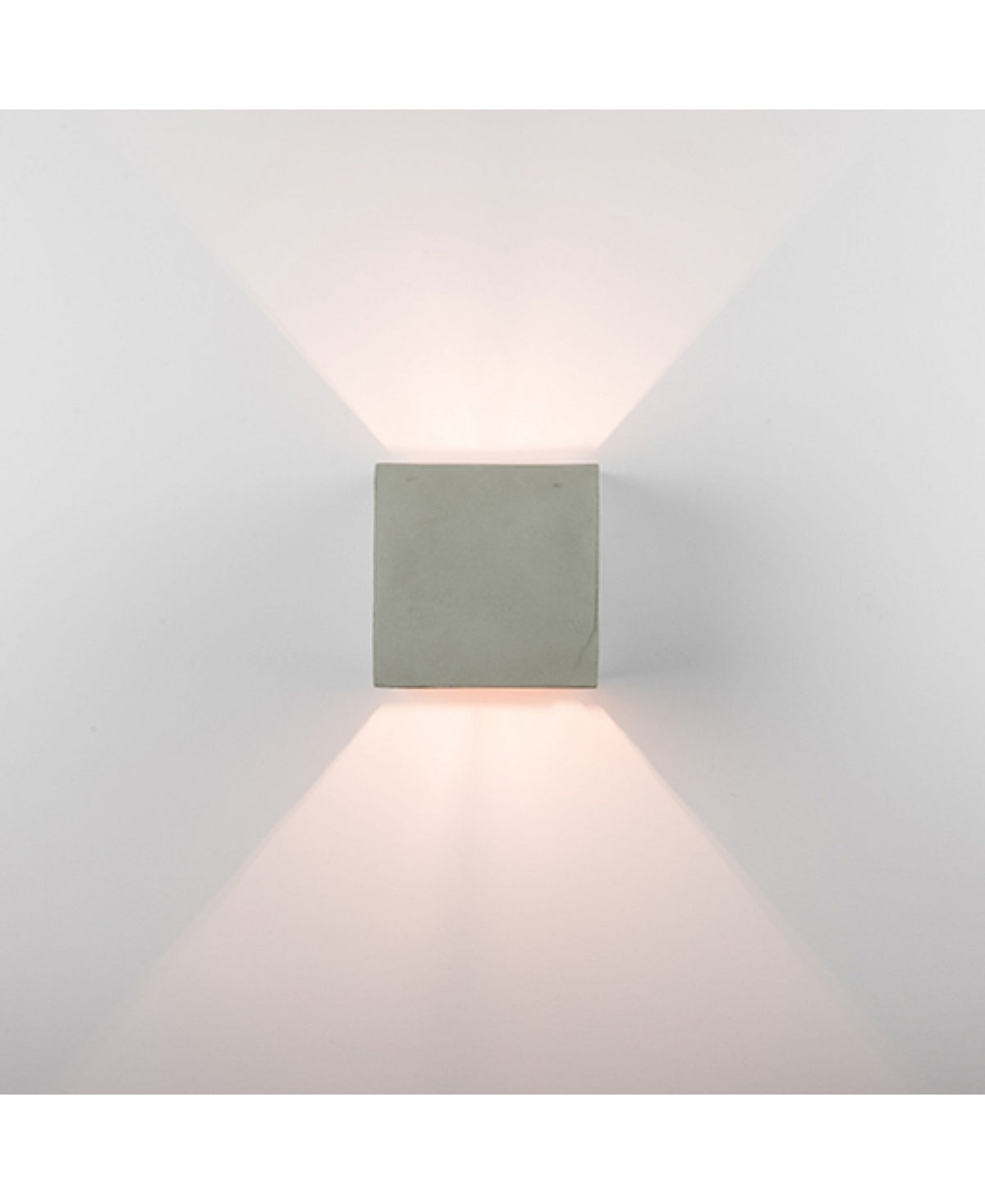 Vue centrée de l'applique carrée en béton avec halo lumineux en éventail
