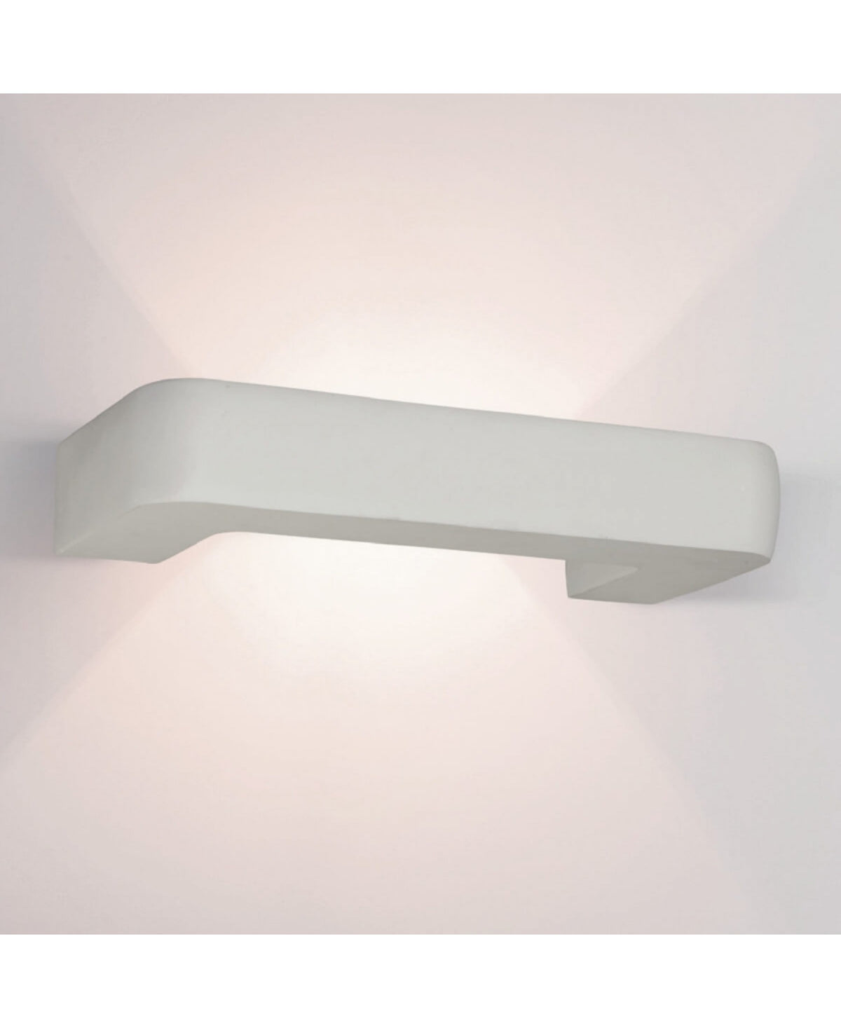 Mise en ambiance sur mur clair, halo lumineux diffusé vers le haut et le bas