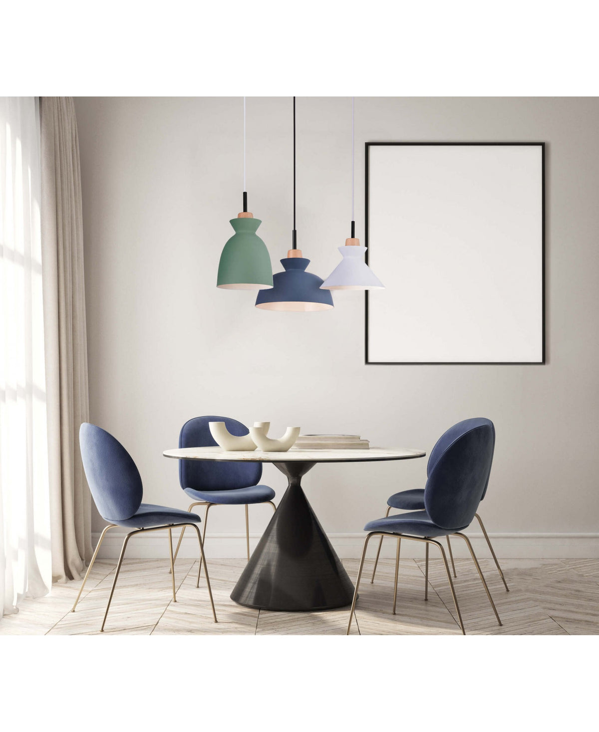 Ambiance repas avec suspensions vertes, bleues et blanches au plafond.