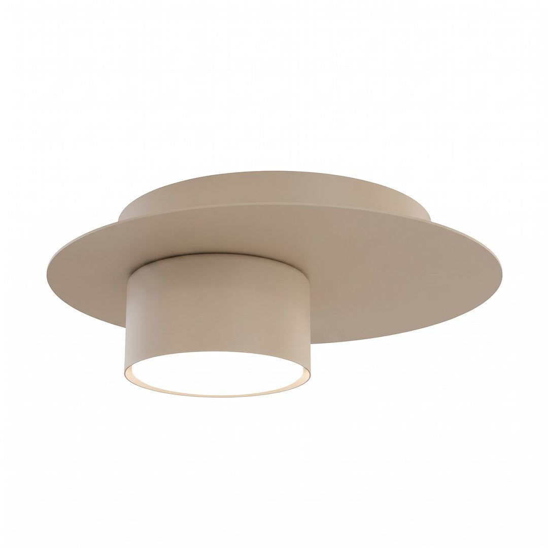 Vue de trois quarts du plafonnier beige, cylindre saillant sous le grand disque