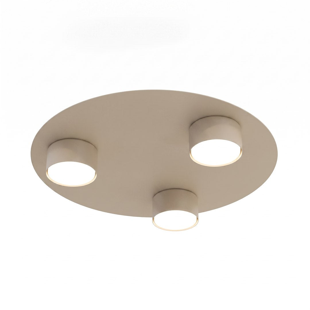 Vue en biais du plafonnier beige et de ses trois cylindres lumineux