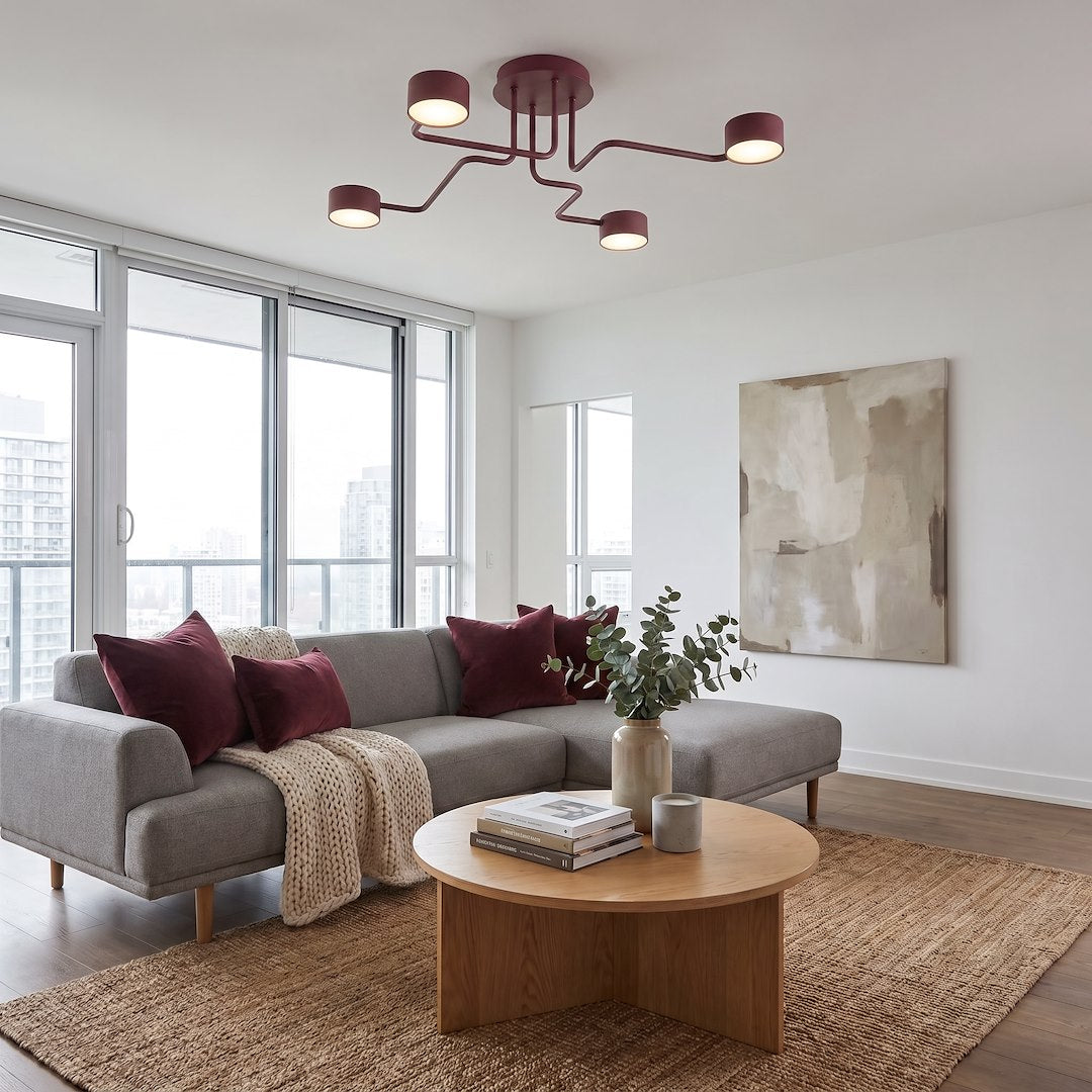 Mise en ambiance dans un salon gris, luminaire rouge fixé au plafond