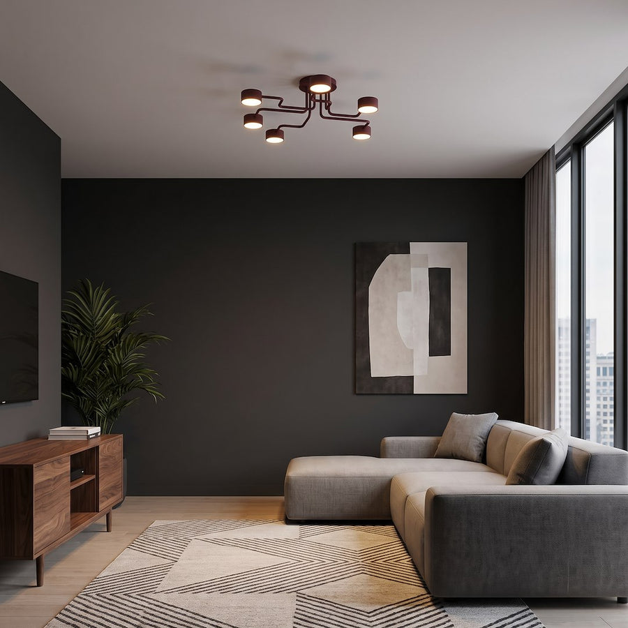 Luminaire allumé fixé au plafond d'un salon contemporain aux murs anthracite