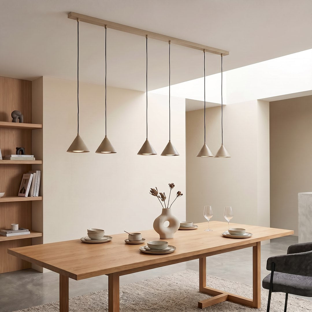 Mise en ambiance au-dessus d'une table à manger en bois clair