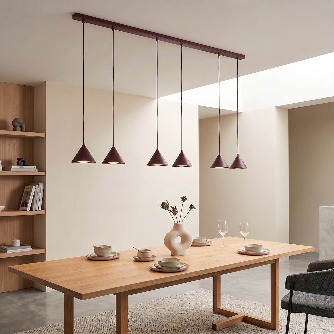 Mise en ambiance au-dessus d'une table à manger en bois clair, intérieur beige épuré