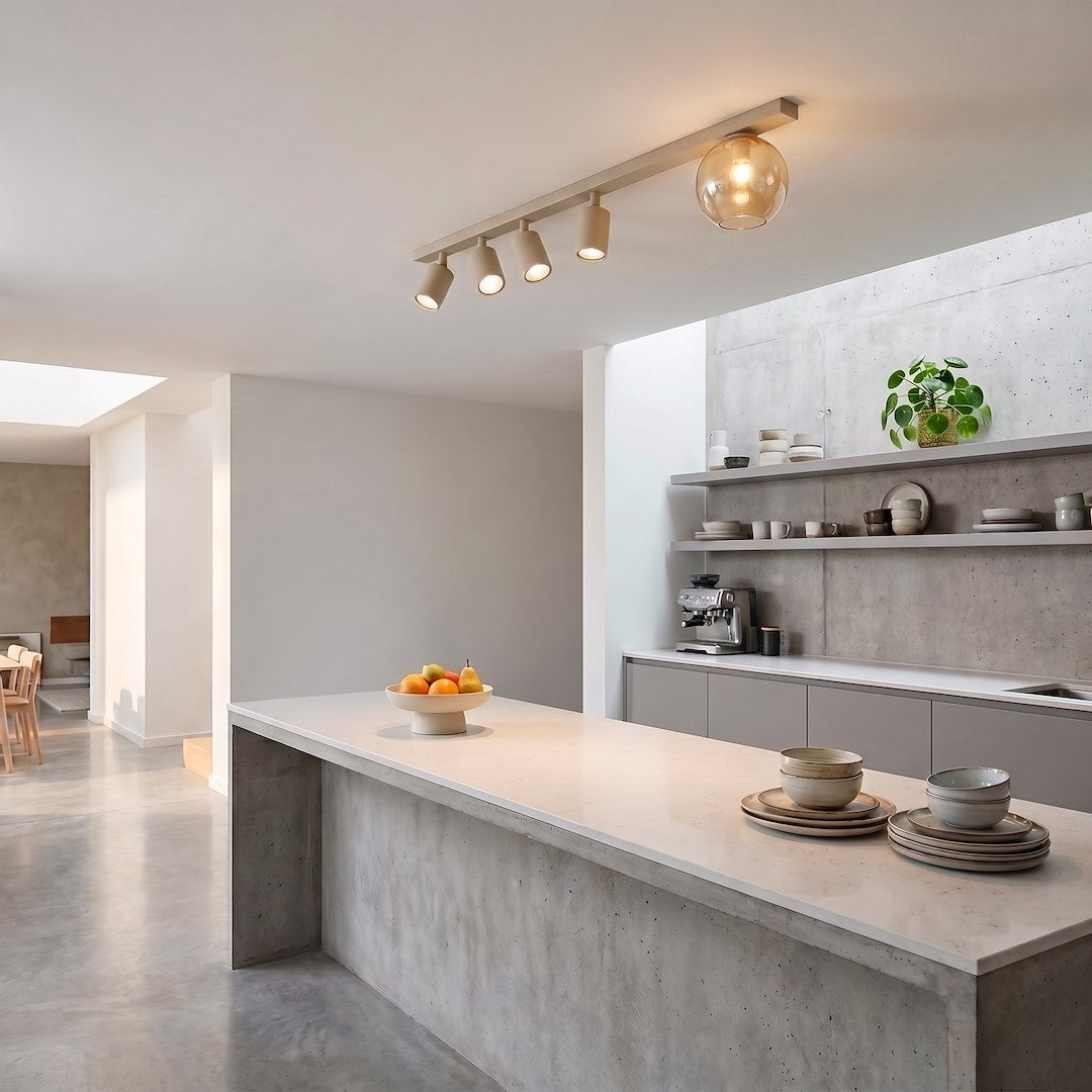 Mise en ambiance du plafonnier beige au-dessus d'un îlot de cuisine aux murs béton.