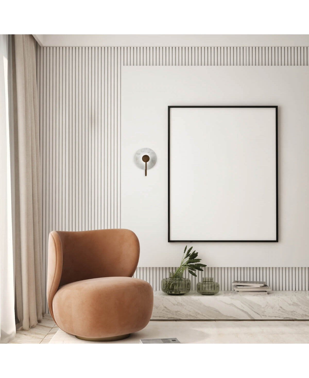 Lampe murale ronde éclairée au-dessus d'un banc en marbre et de vases verts