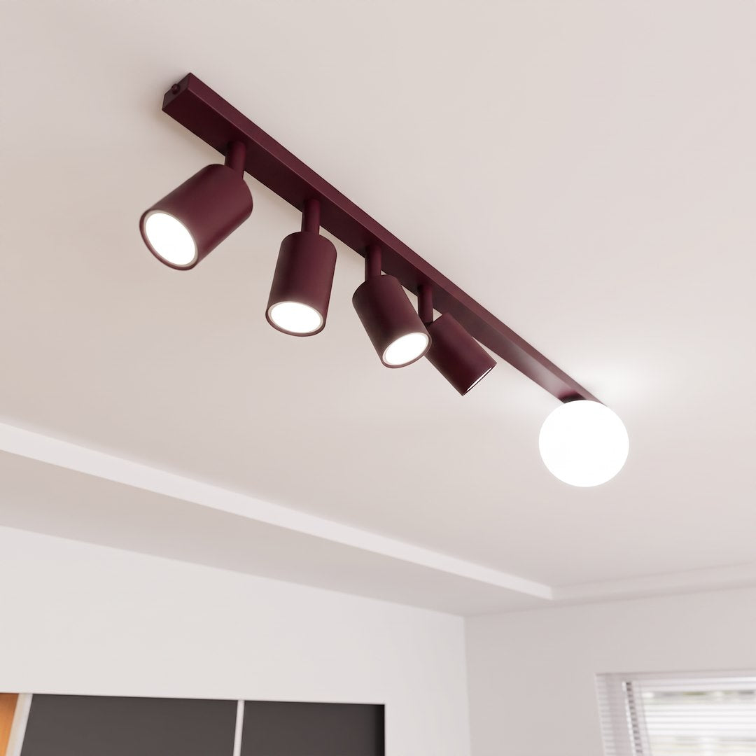 Vue en plongée des spots orientables et de la sphère allumés sur plafond blanc