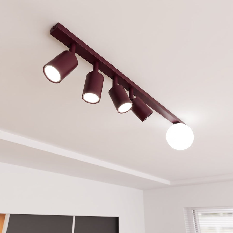 Vue en plongée des spots orientables et de la sphère allumés sur plafond blanc