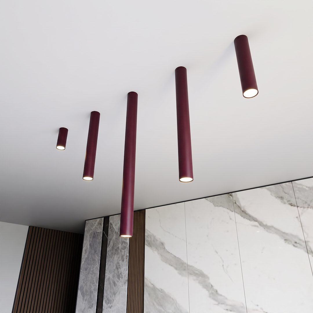 Vue en contre-plongée de cinq tubes bordeaux de tailles variées