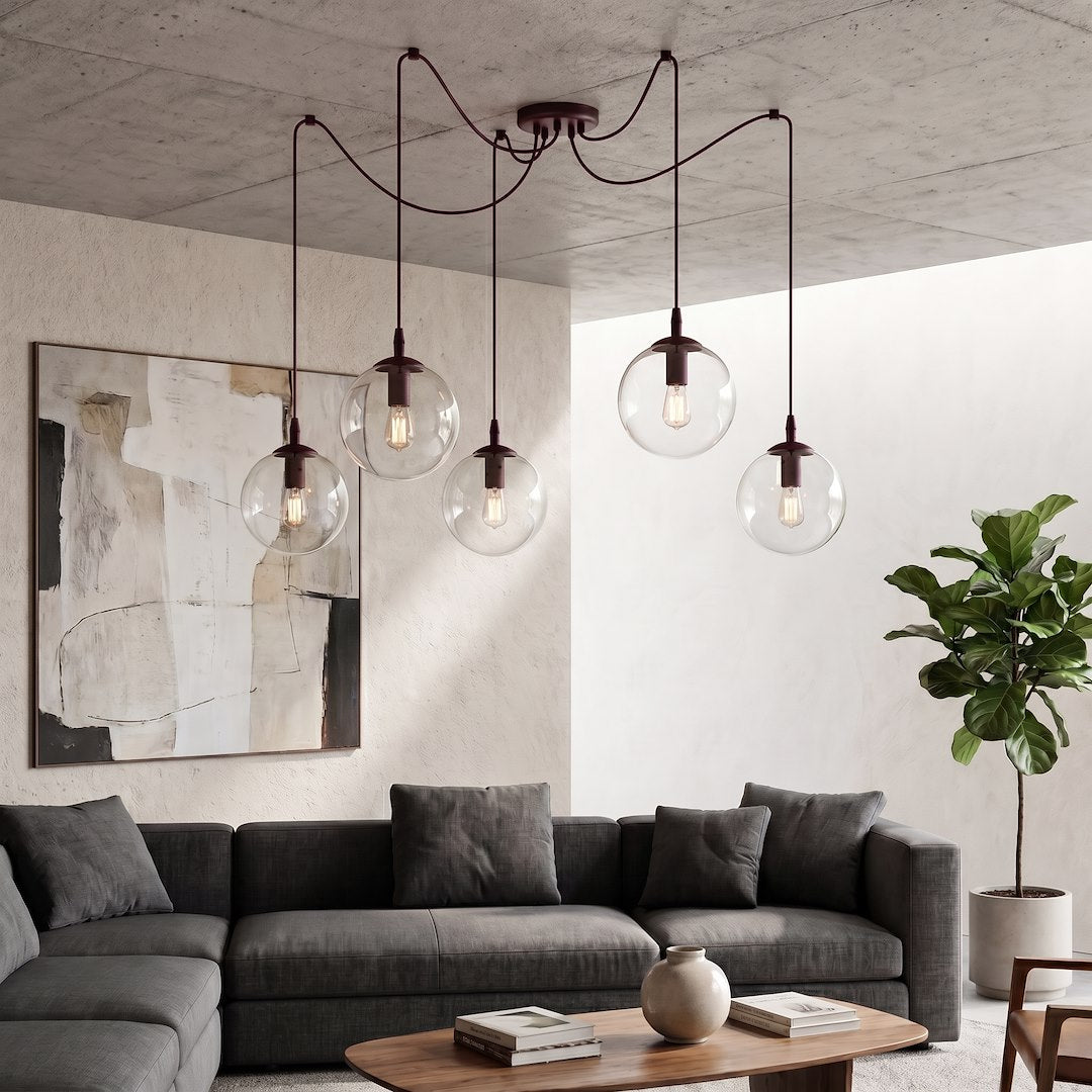 Mise en ambiance salon contemporain, suspension suspendue au-dessus d'un canapé gris