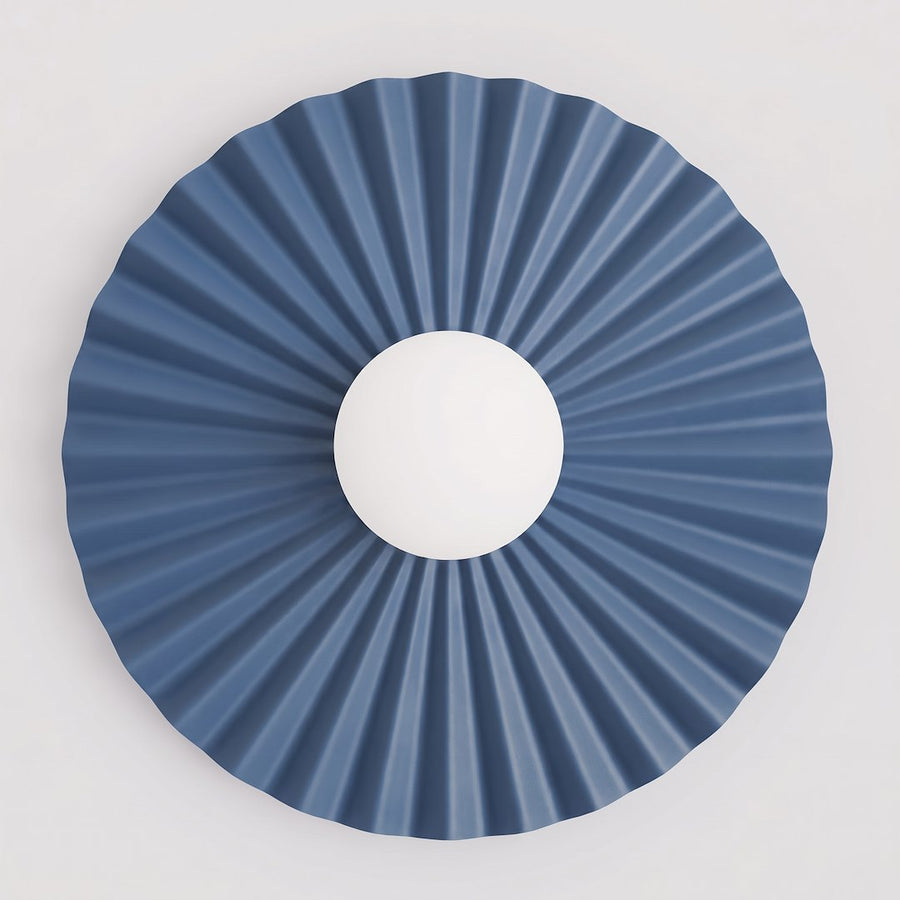 Vue de face du luminaire rond bleu plissé avec globe blanc central
