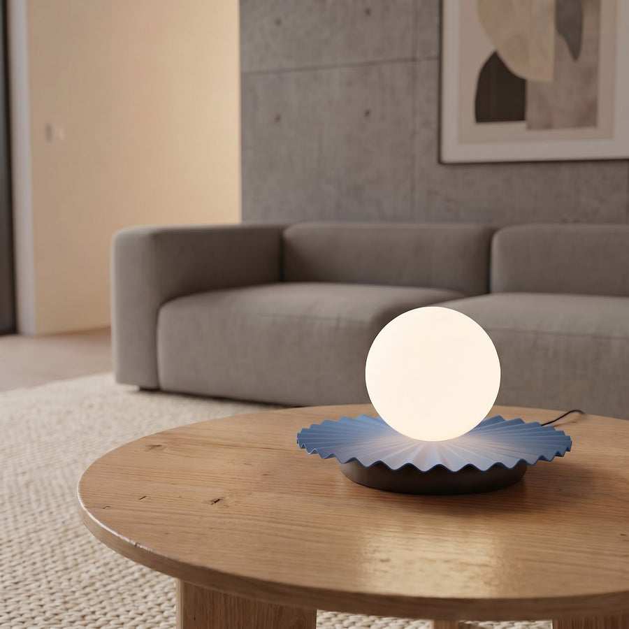 Gros plan de la lampe allumée sur table en bois clair et tapis.