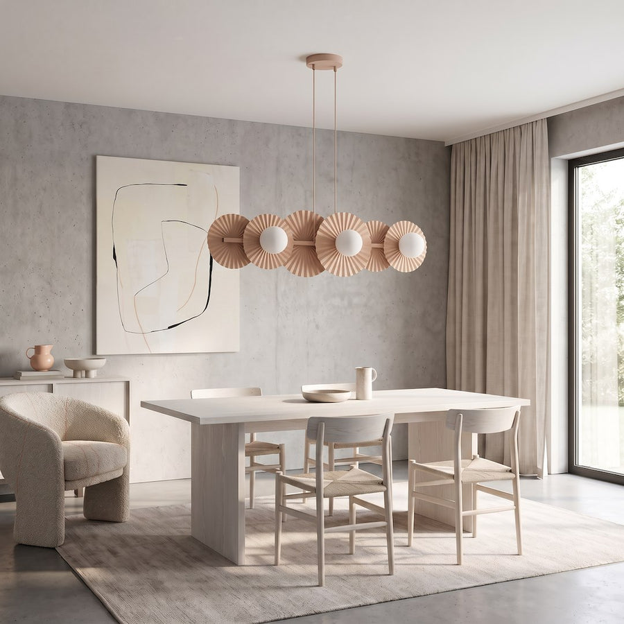 Luminaire suspendu au-dessus d'une table blanche dans un séjour béton