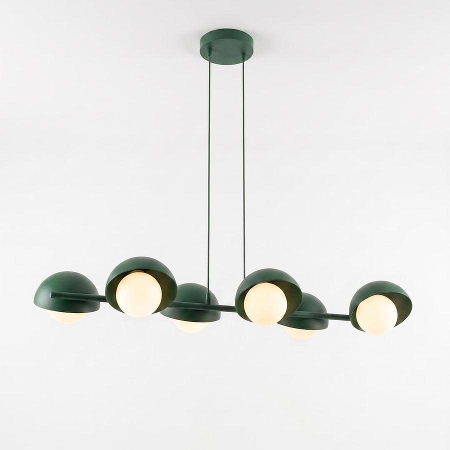 Suspension verte à quatre globes en verre blanc, vue de face sur fond blanc