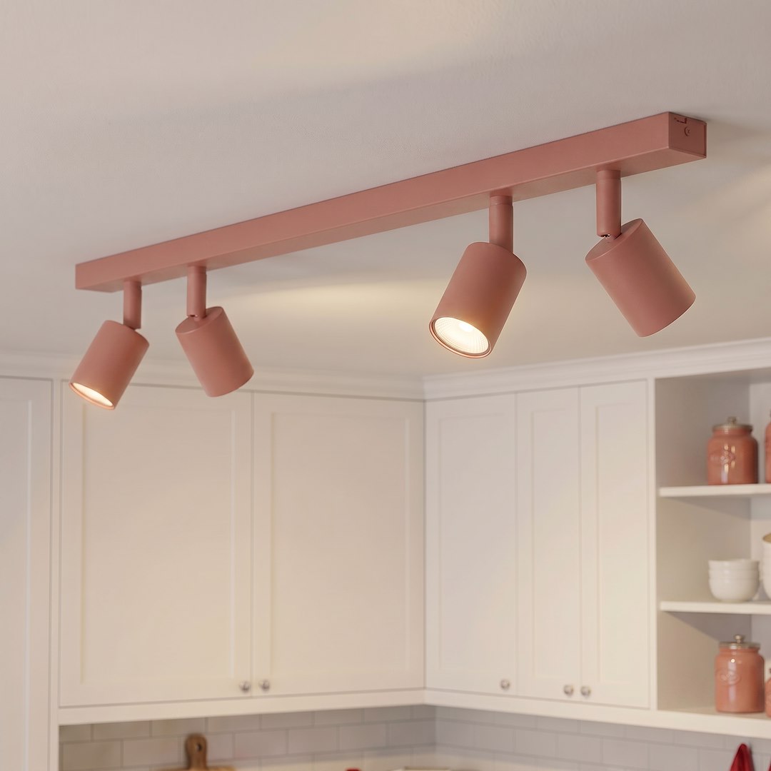 Mise en ambiance cuisine avec le plafonnier allumé au-dessus des meubles